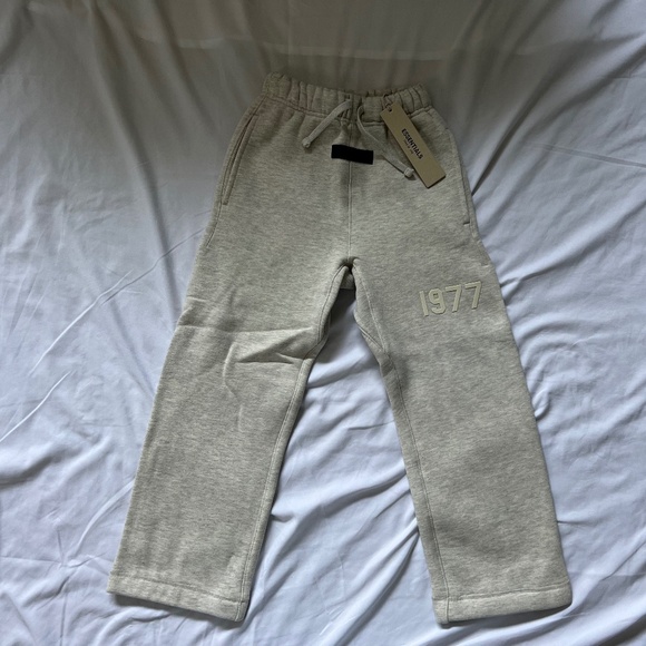 Fear of God Essentials Kids “Light Oatmeal” 1977 Relaxed Lounge Pants Size S - Picture 1 of 11